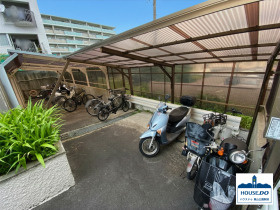 ペット可＆3SLDK南向き住戸！星ヶ丘アイリス南棟の駐輪場|駐輪場とバイク置き場は屋根付きです。