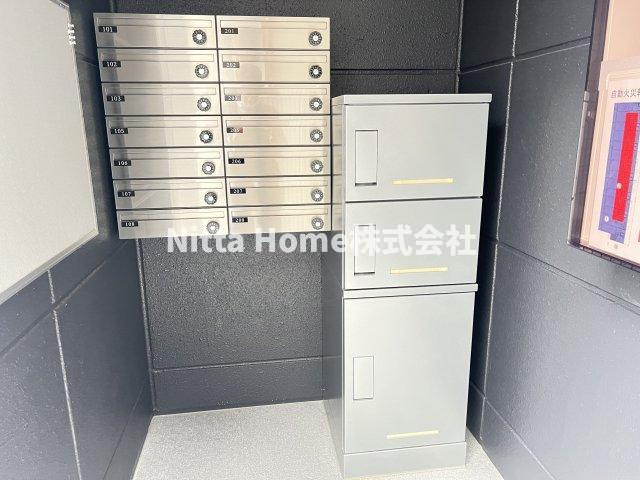 綾部市井倉町土居下のアパートのエントランス|不在時でも荷物が受取れる宅配ＢＯＸが使用できます☆彡