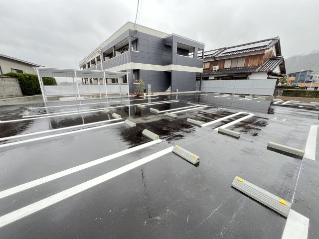 綾部市井倉町土居下のアパートの駐車場|屋根付きの駐輪場に駐車場もあります＊