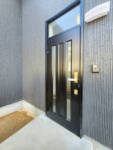 RESET HOUSE－リセットハウス若松区新大谷町2期の玄関|玄関ドアも新品です♪