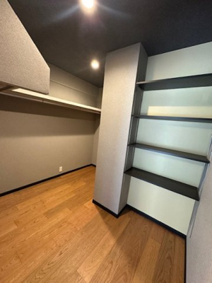 【収納】 | ユニライフ北大阪2号棟 | バルコニーから洗濯物をそのまま収納すれば洗濯動線もバッチリ！可動棚を設け、多様なアイテムを効率よく整理できます。