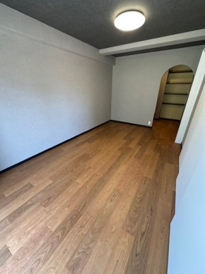 【洋室】 | ユニライフ北大阪2号棟 | 南西向きバルコニーへ出入りできる洋室！窓から陽光が差し込み明るい空間でお過ごしいただけます。