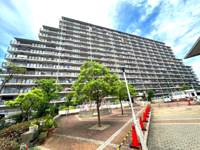【外観】 | ユニライフ北大阪2号棟 | 大阪メトロ御堂筋線「東三国」駅まで徒歩9分！小中学校やスーパーなども徒歩圏内に揃い、子育てファミリーにも嬉しいエリアです。