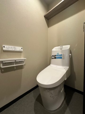 【トイレ】 | ユニライフ北大阪2号棟 | 温水洗浄便座付きのトイレで、寒い季節でも温かい便座で身体が冷えることなく座ることができます。
