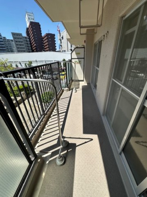 【バルコニー】 | ユニライフ北大阪2号棟 | 南西向きバルコニー！格子タイプの手すりで風が通りやすく、日当たりも確保。ガーデニングも楽しめそうですね。