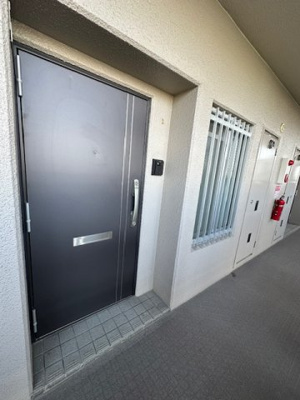 【玄関】 | ユニライフ北大阪2号棟 | 即お引渡し可能です！内覧をご希望の際はお気軽にお電話ください。