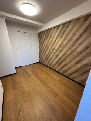 【洋室】 | ユニライフ北大阪2号棟 | 一部木目調のアクセントクロスが施された洋室！存在感を発揮して空間にメリハリを生み、オシャレな空間に。