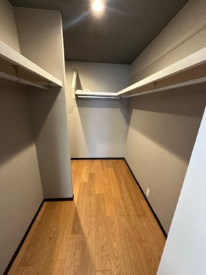 【収納】 | ユニライフ北大阪2号棟 | 2部屋から出入りが可能な大容量のWIC付き！家族みんなの衣類はもちろん、季節家電や布団などもスッキリ収納できます。
