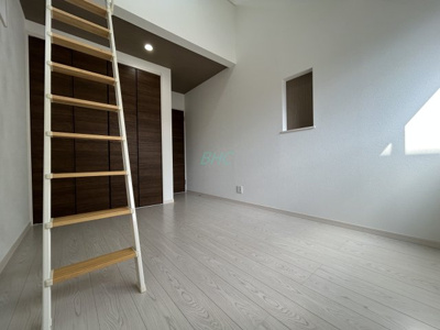 【洋室】 | 一里山４丁目 | クローゼットのあるお部屋！荷物を収納することでお部屋をスマートに見せることができます。