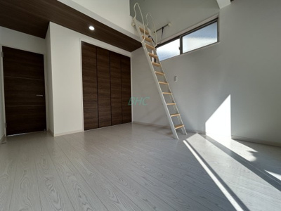 【洋室】 | 一里山４丁目 | 白を基調とした室内は、明るい住空間を造り出すだけでなく、清潔感をもたらしてくれます。