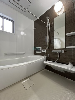 【浴室】 | 一里山４丁目 | 一日の疲れを癒すバスルームは、心地よいリラックスを叶える清潔感溢れる美しい空間です。