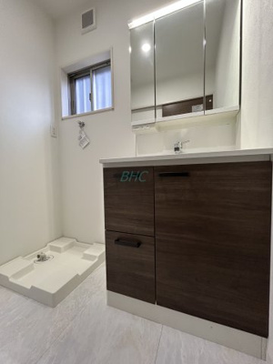 【独立洗面台】 | 一里山４丁目 | 清潔感ある洗面台は、身だしなみチェックや肌のお手入れに最適です。