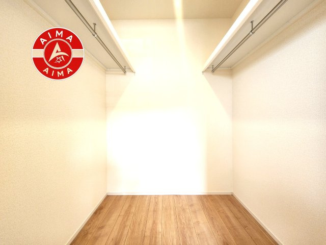 糟屋郡宇美町神武原1丁目第1-3棟（1号棟）の収納|洋服や大きな荷物が多い方や人数の多いご家族などは、一般的なクローゼットよりもウォークインクローゼットのほうが使い勝手が良いです。