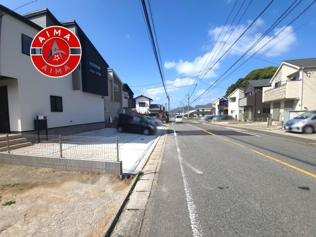 糟屋郡宇美町神武原1丁目第1-3棟（1号棟）の前面道路含む現地写真|前面道路は閑静な住宅地をはしる車通りの少ない道路。お車の出し入れが苦手なママや小さなお子様にも安心ですね。しっかり舗装もされているので、ベビーカーや自転車で通っても快適に通行できます。前面道路です。