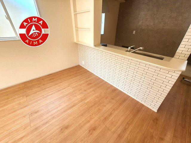 糟屋郡宇美町神武原1丁目第1-3棟（1号棟）のダイニング|キッチンから立ち込める香りが今日の料理を期待させます。