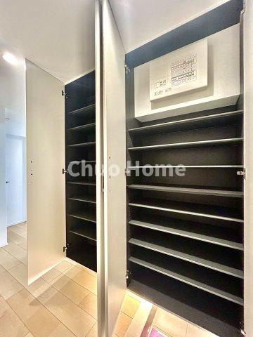 なぎさニュータウン4号棟の玄関|【玄関】玄関には大型のシューズクローゼットを設置しておりますのでいつでもスッキリりとした空間を保てます。玄関周りを清潔に使うのはとても大事なことですよね。