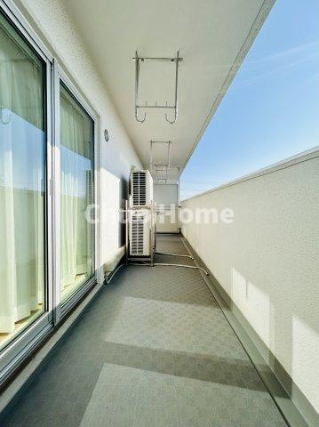 なぎさニュータウン4号棟のバルコニー|【バルコニー】幅もあって、奥行きもあるゆとりのバルコニー。洗濯物を干したり乾かしたりだけでなく、ただ出てみるだけでも気持ちいいですよ。