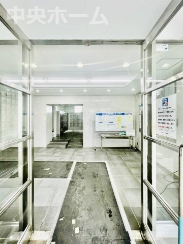 なぎさニュータウン4号棟のエントランス|【エントランス】マンションのエントランスは、その物件の印象を決める、顔とも言える場所です。毎日通る場所ですからきれいなのが一番です。エントランス内はオートロックですので暮らしの安全も確保されています。