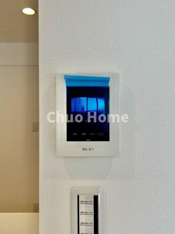 なぎさニュータウン4号棟のセキュリティ|【モニターホン】誰が来たかすぐにわかるカラーモニター付きインターホン。通話ボタンを押すまでは室内の音は漏れていませんので相手を確かめてから応対できます。