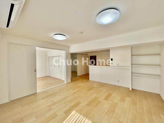 なぎさニュータウン4号棟のキッチン|視界に広がりを生むオープンなキッチン。料理や片付けをしながら、家族との会話を楽しんだり、リビングで遊ぶ子どもを見守れます。ご見学時には家具の配置などもイメージしながらぜひご覧になって見て下さい。