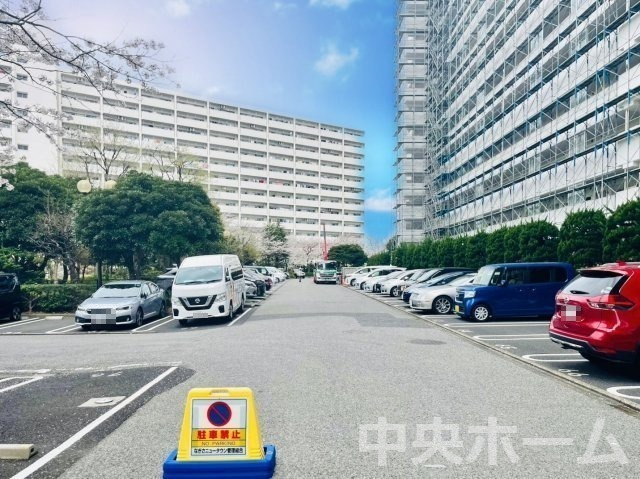 なぎさニュータウン4号棟の駐車場|【敷地内駐車場】最新の空き状況や費用などの詳細は担当スタッフまでお問い合わせください。