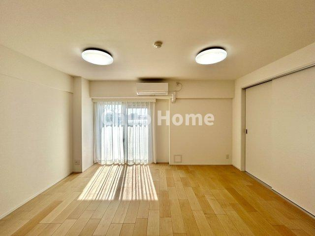 なぎさニュータウン4号棟の居間・リビング|【リビングダイニング】一日の中で多くの時間を過すことになるリビングダイニングだからこそ、いつも穏やかな空間であることが必然。爽やかな通風と採光を存分に感じる事が出来る空間です。