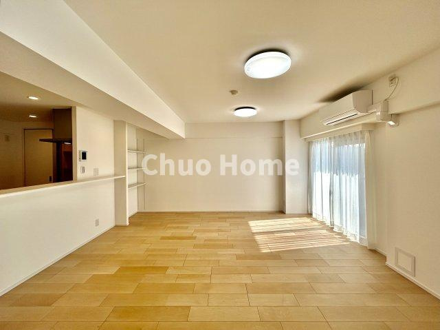 なぎさニュータウン4号棟のダイニング|【ダイニング】忙しい朝でも、しっかり家族が揃って食事をして頂けるゆとりある大きさのダイニングスペース。奥様が作る手料理をカウンター越しに受けとって頂き、テーブルで囲む素敵な時間を存分に愉しんで下さい。