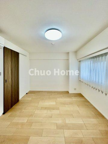 なぎさニュータウン4号棟の寝室|【寝室】心と体をゆったりと安らげる主寝室。寝室のゆとりが大きい分だけ、暮らしの安らぎは深まります。一日の疲れを癒すだけでなく、ご夫婦の親密な語らいを紡ぎ出します