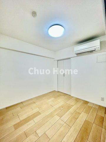 なぎさニュータウン4号棟の子供部屋|【子供部屋】お子様を持つ家庭の約6割が「家族や子どものため」に購入を希望。入学後の転校を避け、広い空間でのびのび育てたいなどの親心が、家探しのきっかけになっているようです。