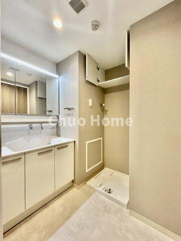 なぎさニュータウン4号棟の脱衣所|【洗面所】明るい洗面所は朝をすっきりさせてくれる空間です。バタバタしている忙しい朝でも収納が多い洗面台では短い時間で効率良く支度ができます。