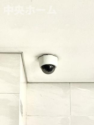 なぎさニュータウン4号棟の防犯設備|【防犯カメラ】何かあった時の大事な証拠になることももちろんなりますが、防犯というくらいですので大事なのは防犯カメラがあることによって抑止力につながることですよね。