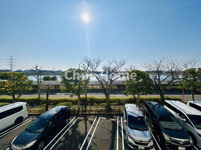 なぎさニュータウン4号棟の展望|手を伸ばせば、ふれることが出来そうな環境が、そのままインテリアになったような印象です。その豊かな眺望にふさわしい空間には、通風・採光にも優れ、心地よい光と風があふれています