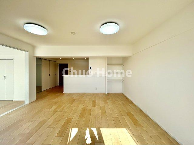 なぎさニュータウン4号棟の居間・リビング|【居間・リビング】「ＬＤＫは家族団らんをデザイン」広いＬＤＫでは家族が集まり一緒の時間を過ごせる工夫がされております。何気ない一日の当たり前のひとコマがいつか一生の宝物になります