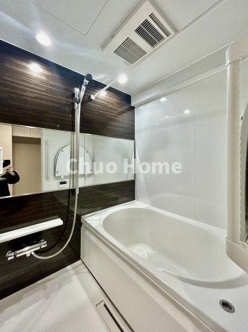 なぎさニュータウン4号棟の浴室|【バスルーム】暖房換気乾燥機付きシステムバスルーム。暖房・冷風・換気・乾燥など、毎日を快適に過ごせるうれしい機能が揃っています。雨の日の洗濯物も安心です。