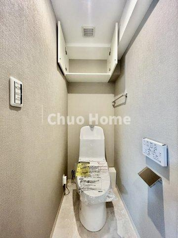 なぎさニュータウン4号棟のトイレ|【トイレ】 収納スペースをしっかりと確保した温水洗浄便座機能付きトイレ。温水洗浄便座は清潔にお使いいただくための大切なアイテムです。