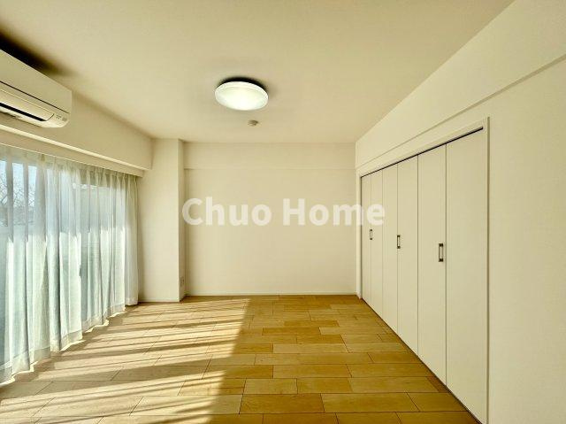 なぎさニュータウン4号棟の洋室|【洋室】快適に過ごす条件は、一人ひとり違います。だからこそ飾り過ぎないシンプルな内装と偏り過ぎないデザインで統一しております。居住していく中でオーナー様だけの【マイホーム】に創り上げて下さい