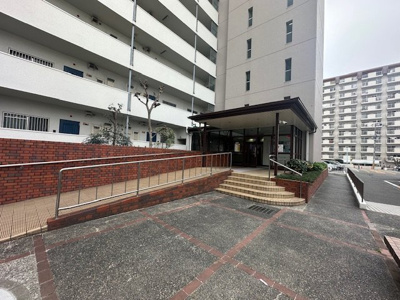  | 新北野第3コーポ | エントランスへはスロープや手すりが備わり、ベビーカーや車いすでも出入りもラクラクです。