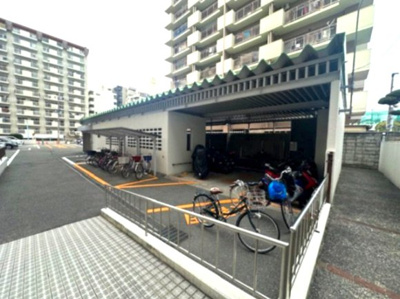 【駐輪場】 | 新北野第3コーポ | 自転車置き場有り！屋根の付いた自転車置き場なので、雨による自転車の劣化も防げそうです。