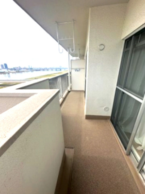 【バルコニー】 | 新北野第3コーポ | 南向きなので、陽当りも良く気分も爽快！2部屋続きのバルコニーで洗濯物もたっぷり干せます。