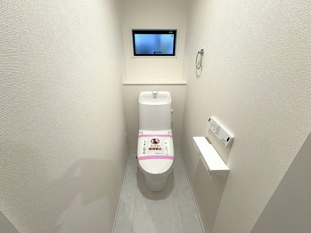 【トイレ】 | 練馬区石神井町8丁目　新築一戸建住宅　全1棟　(保谷店) | 白でまとめた清潔感のあるトイレ
