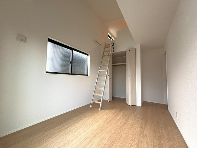 【子供部屋】 | 練馬区石神井町8丁目　新築一戸建住宅　全1棟　(保谷店) | ロフトは収納量も増え室内をさらに広くおつかいいただけます
