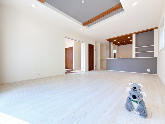 【居間・リビング】 | 前橋市六供町1丁目　新築住宅 | 窓から差し込む陽光がリビングでくつろぐ家族を暖かく包み込みます。