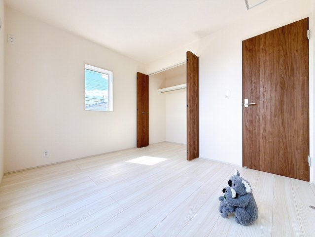 【洋室】 | 前橋市六供町1丁目　新築住宅 | 広さはお子様の勉強部屋にも適した広さ！
勉強机や本棚などの家具を置いてもフリースペースも確保できます。