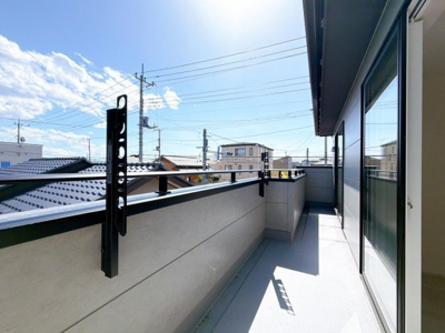【バルコニー】 | 前橋市六供町1丁目　新築住宅 | 陽光がたっぷり差し込むバルコニーは、洗濯物もよく乾き、季節の移ろいを感じながら過ごせます。
