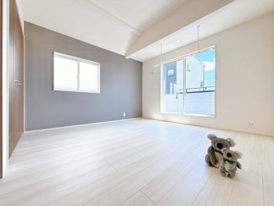 【洋室】 | 前橋市六供町1丁目　新築住宅 | 窓からそそがれる暖かみのある明るい空間。広々としたプライベート空間で自分の時間を楽しめます。