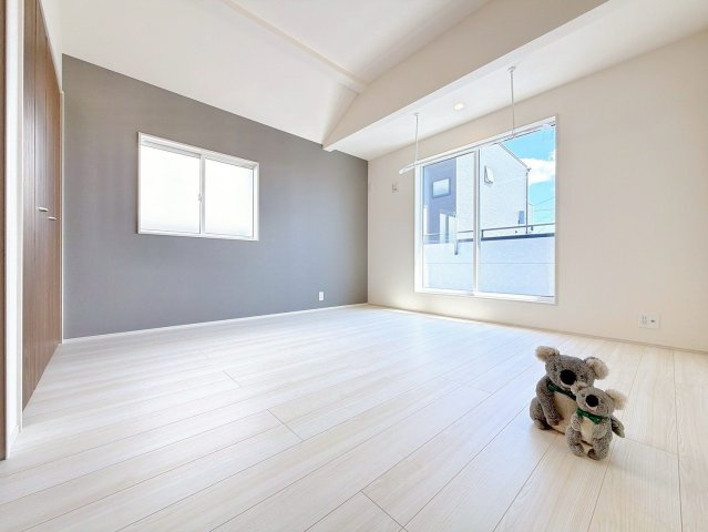 【洋室】 | 前橋市六供町1丁目　新築住宅 | 窓からそそがれる暖かみのある明るい空間。広々としたプライベート空間で自分の時間を楽しめます。