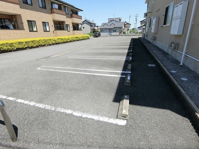 ラブリーメゾンヒノキＢの駐車場