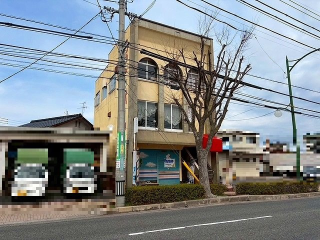 米子市上福原6丁目店舗付住宅の外観|1F及び2Fは元美容室となります。
駐車スペースが無い為近隣の月極駐車場を借りる形となります。