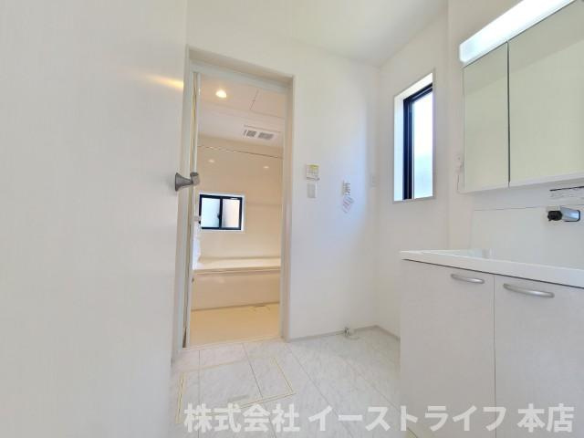 【新築戸建】【太陽光発電設置物件】　いわき市小名浜住吉5期の独立洗面台|同社施工　三面鏡の洗面台です。鏡の裏には収納スペースがあり、小物などをすっきり片付けることができます