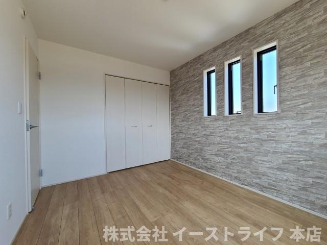 【新築戸建】【太陽光発電設置物件】　いわき市小名浜住吉5期の洋室|同社施工　アクセントクロスがお洒落なフローリング敷きの洋室です